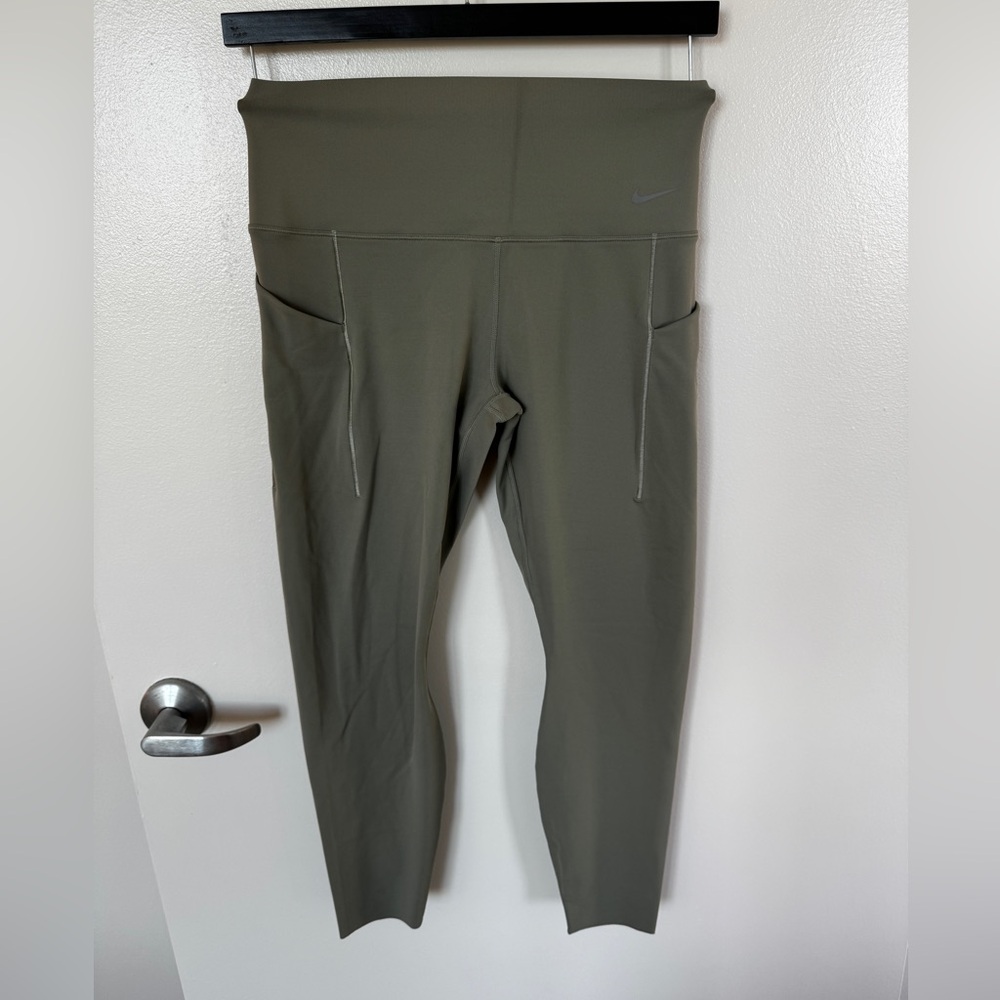 Nike Universa Dri-FIT Leggings in Light Green
